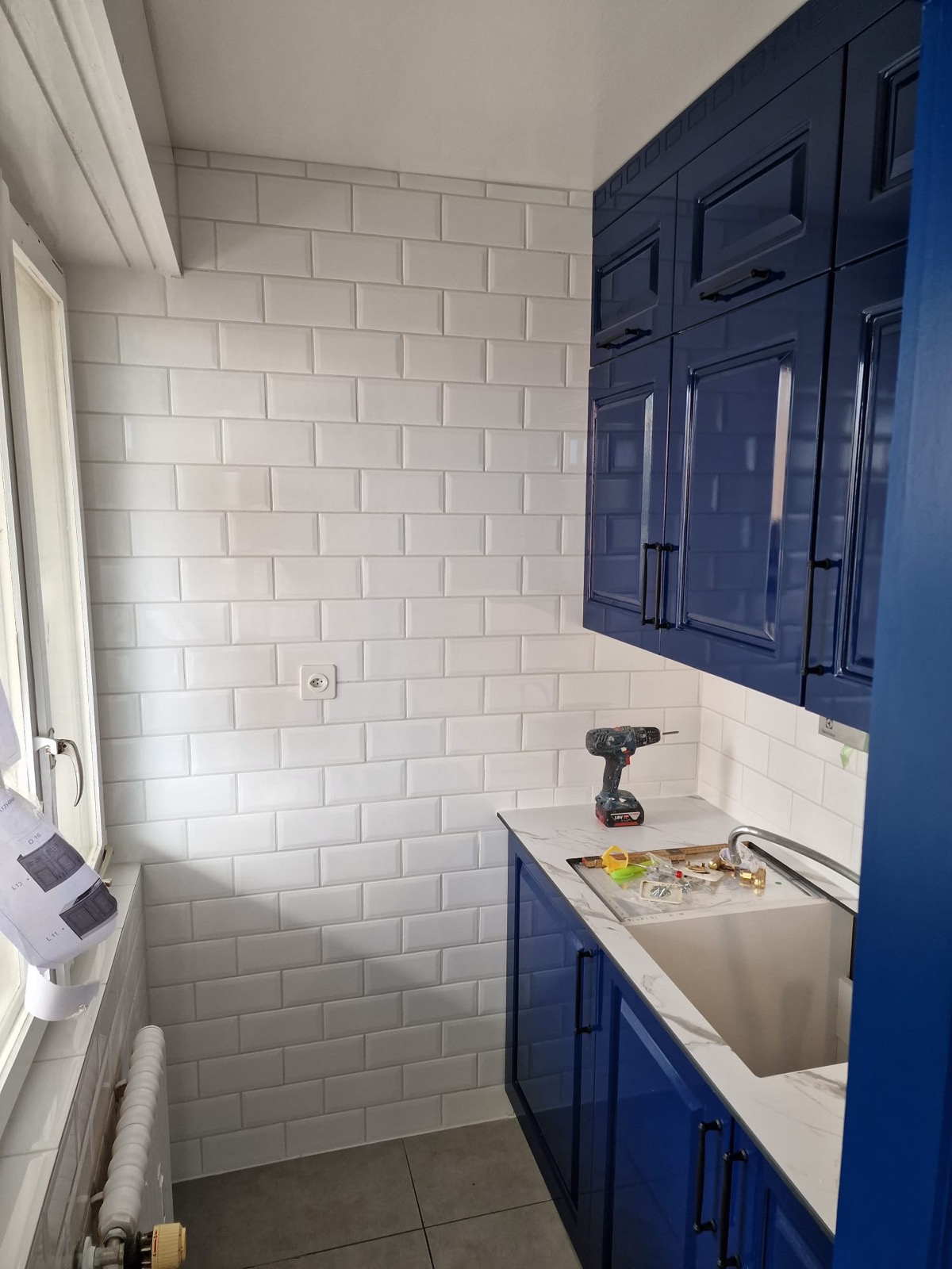 Cuisine sur-mesure en chêne massif réalisée par MI Rénovation à Lausanne — menuiserie équipée