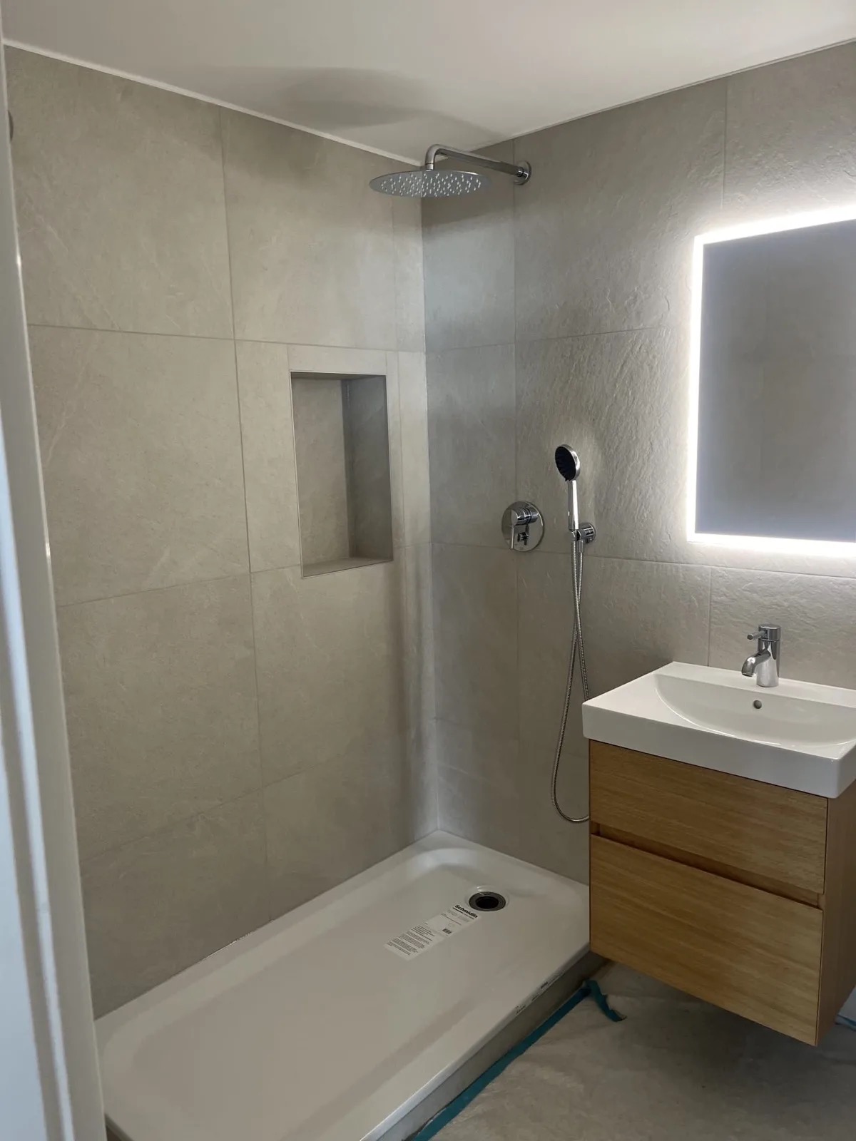 Douche à l'italienne carrelée par MI Rénovation — sanitaires sur-mesure en Suisse Romande